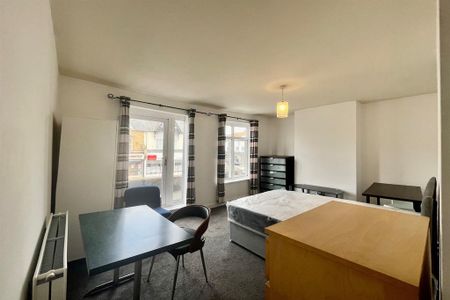 5 bedroom flat to rent - Photo 3