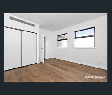 Stylish Townhouse with Premium Finishes in a Prime Location - Photo 3