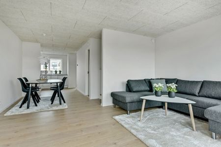 Indflytningsklart enderækkehus med udsigt over grønne arealer. - Photo 2