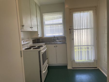 Neat and tidy bedsit - Photo 2