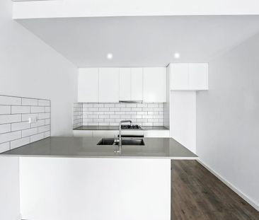 APARTMENT IN HEART OF PENRITH!!! - Photo 1