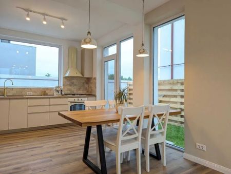 Vila de inchiriat P+1E+M in Mamaia-Sat - Fotografie 3