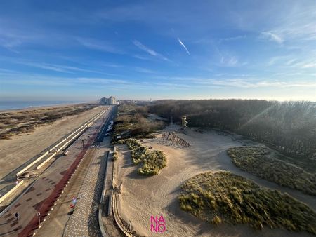 Uniek gelegen en vernieuwd appartement met 2 slaapkamers, gelegen op de 8e verdieping van een standingvolle residentie genietend van een FENOMENAAL uitzicht op de Zee en de duinen. - Photo 2