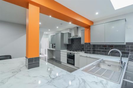 6 bedroom terraced house to rent - Photo 4