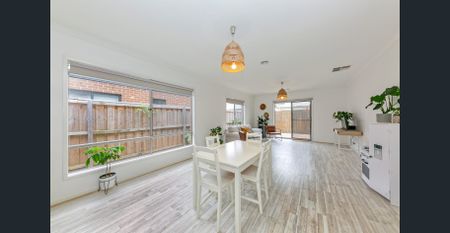 4 Bedrooms PLUS, enclosed study with built in desk/cupboards. Just move in and enjoy...... - Photo 3