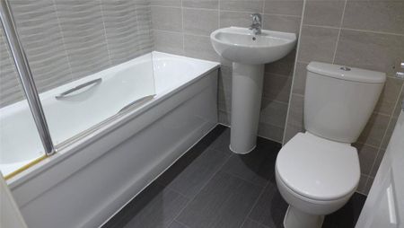 3 bedroom end of terrace house to rent - Photo 4