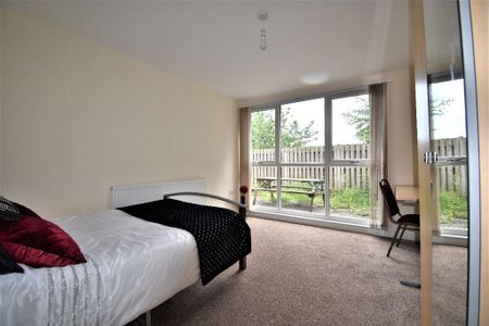 4 bedroom semi-detached house to rent - Photo 3