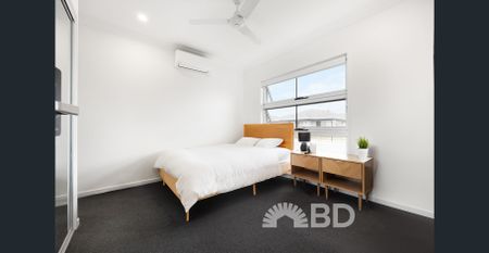 Bedroom 1 - Private Ensuite, Garage Space & All Bills Included - Photo 3