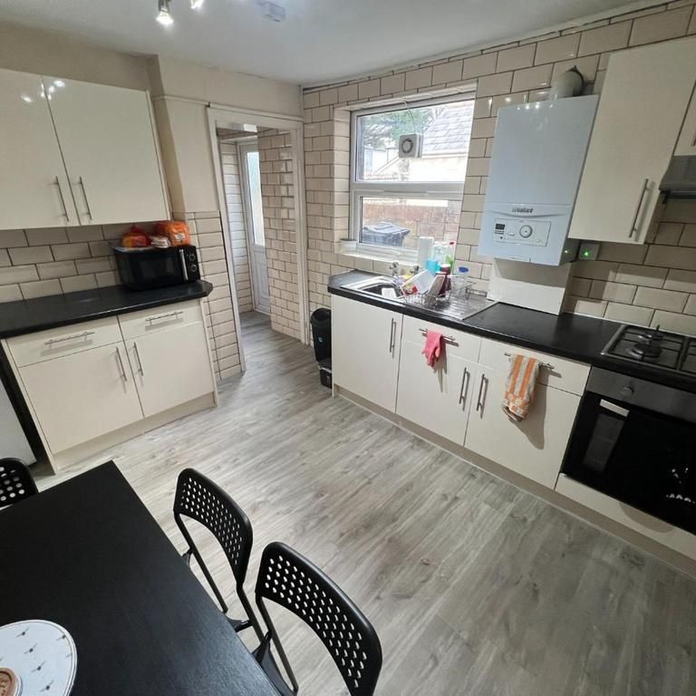 4 bedroom terraced house to rent - Photo 1