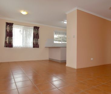 :: TAKE OVER LEASE - NEAT & TIDY LOWSET HOME IN NEW AUCKLAND! - Photo 1