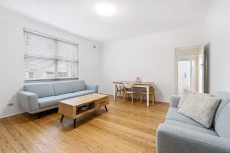 Charming Two Bedroom Apartment in Beautiful Cronulla - Photo 3