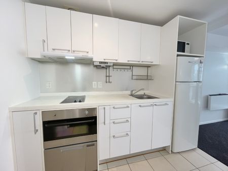 Cozy one bedroom Hobson St apartment - Photo 3