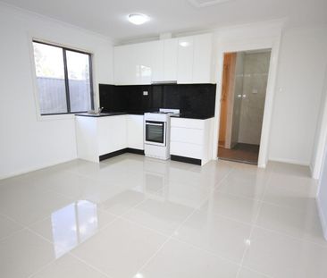 Modern 2 bedroom Flat. Walk to Train, Shops and Schools - Photo 4