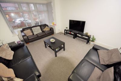 4 bedroom House in St Annes Road, Leeds - Photo 3