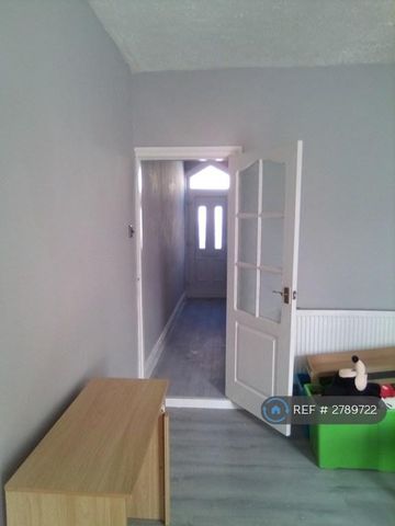 3 bedroom terraced house to rent - Photo 5
