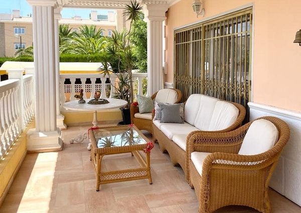 LONG TERM RENTAL. Spacious villa with 6 bedrooms for rent.