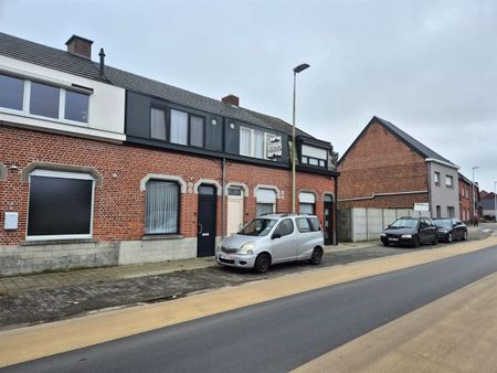 Gerenoveerde instapklare knusse rijwoning met tuin en uitweg achteraan. - Photo 3