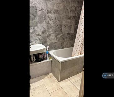 3 bedroom flat to rent - Photo 2