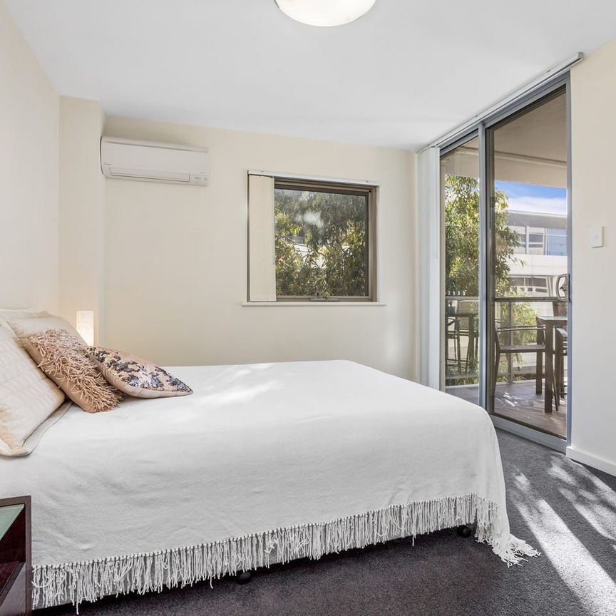 FURNISHED 3 BEDROOM, 2 BATHROOM APARTMENT ON HAY ST! - Photo 1