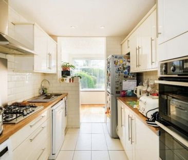 3 Bed Detached House, London, IG2 - Photo 2