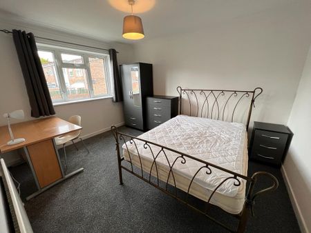 4 bedroom semi-detached house to rent - Photo 3