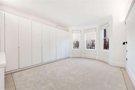 Exceptionally refurbished period apartment within a highly desirable mansion block in the heart of Westminster. 2 bedrooms, 1 bathroom, porter and lift. - Photo 4