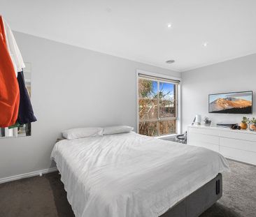 Elevated Georgian Town Home Nestled In Court Location! - Photo 6