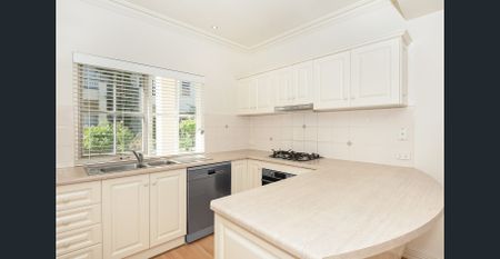 Modern Two-Storey Townhouse in a Secure, Quiet Group - Photo 3