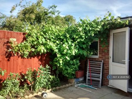 4 bedroom terraced house to rent - Photo 2