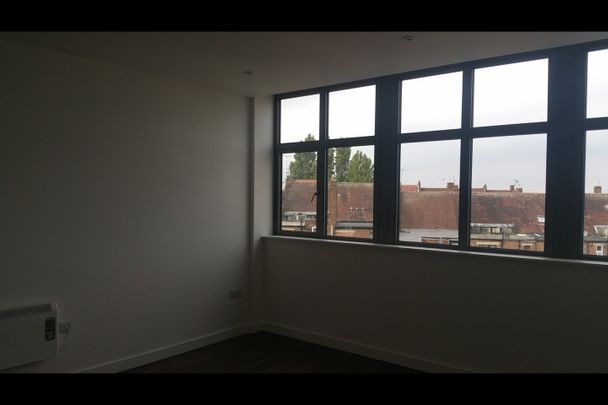 Studio Flat, Imperial Drive, HA2 - Photo 1