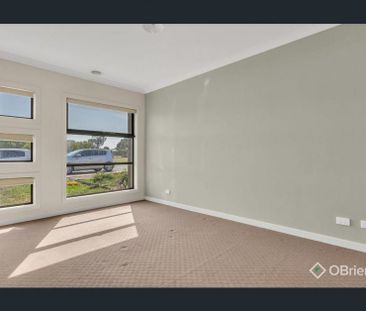 2/33 Roslyn Park Drive Harkness VIC - Photo 2