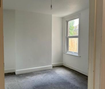3 bedroom flat to rent - Photo 2