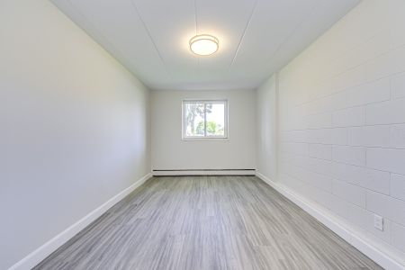 Lakeside Gardens Apartments - Photo 2