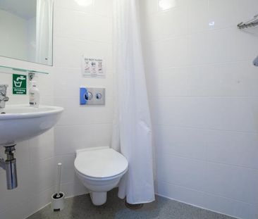 1 bedroom in a house share to rent - Photo 4