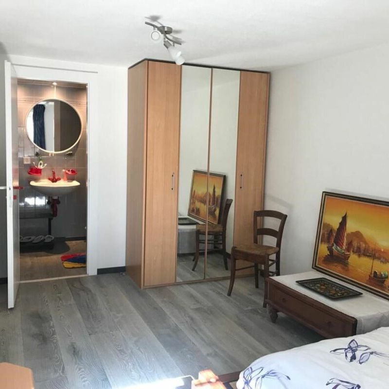 Belle chambre renovée à louer dans une villa - Photo 1