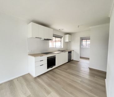 Newly refurbished three bedroom two bathroom residence in convenien... - Photo 5