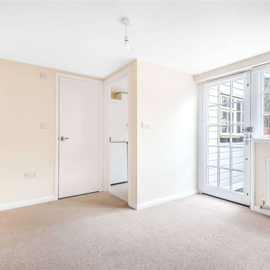 A charming terraced cottage set in a central Sevenoaks location ideal of the amenities of the town. - Photo 1