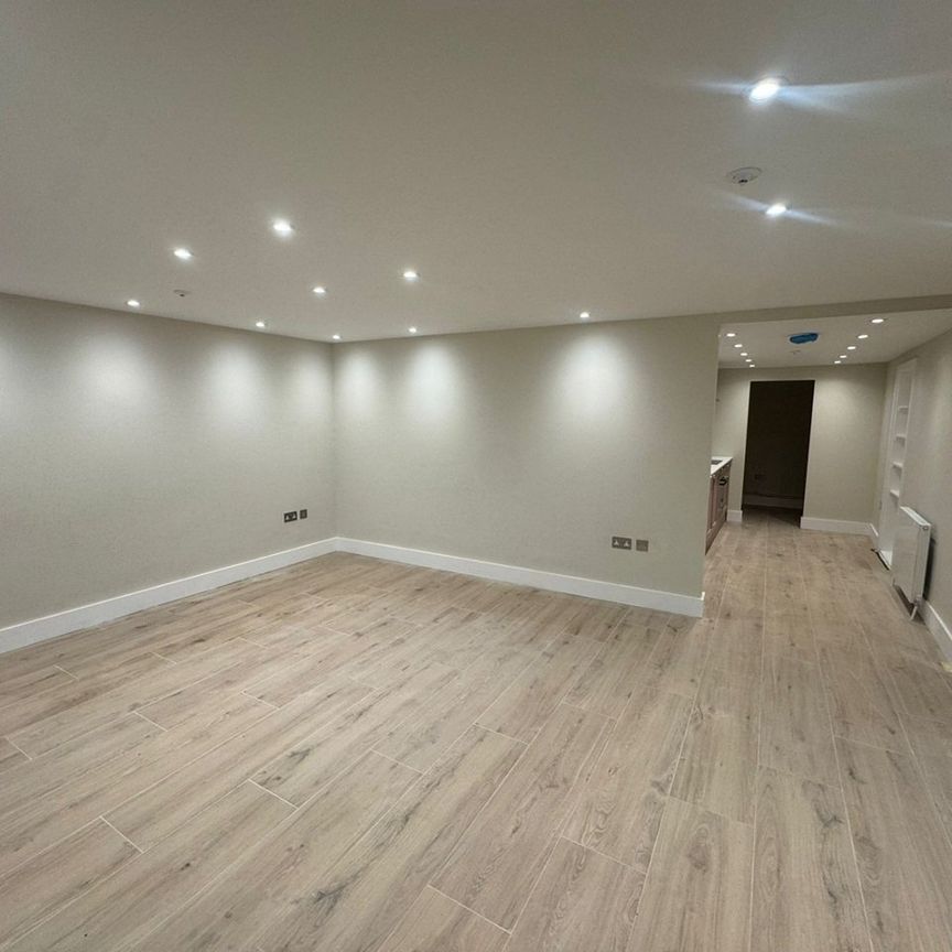 2 Bed Flat, Battersea Park Road, SW11 - Photo 1