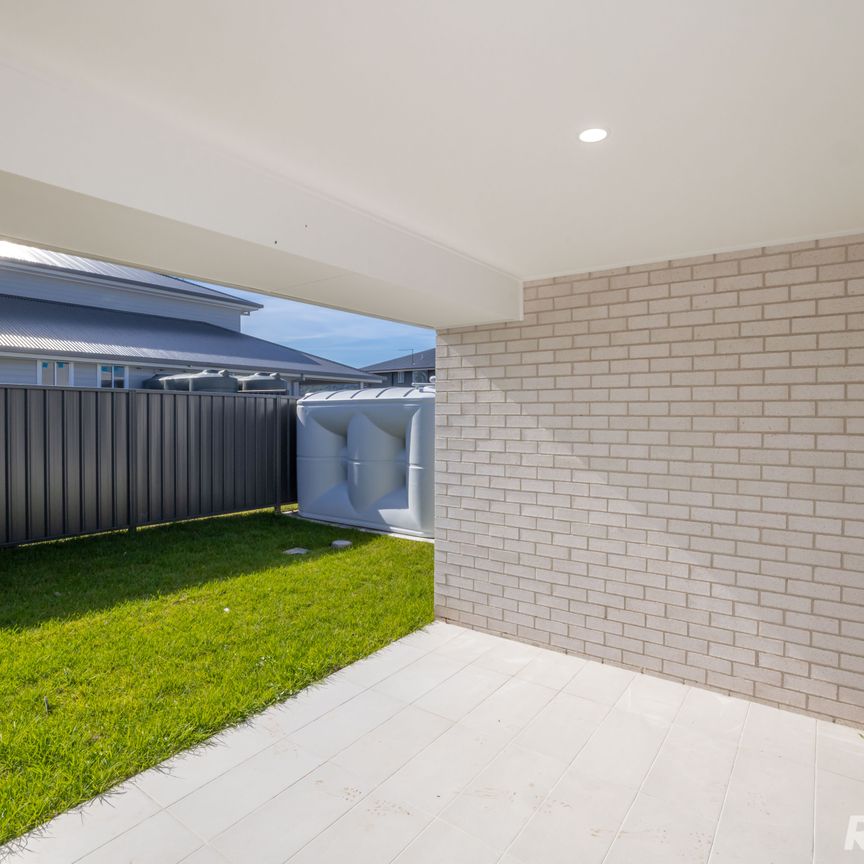 4 BEDROOM HOME IN QUIET STREET!! - Photo 1