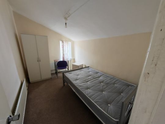 Room in a Shared House, Dover Street, SO14 - Photo 1