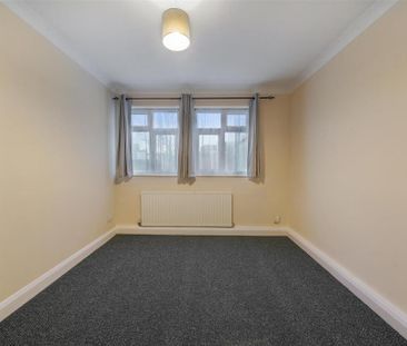 3 bedroom detached bungalow to rent - Photo 3