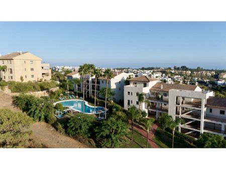 2 bedroom luxury Flat for rent in Estepona, Spain - Photo 3