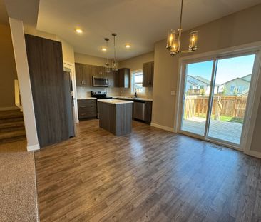 Gorgeous 3-Bed Townhouse in Aspen Lakes, Blackfalds!! - Photo 4