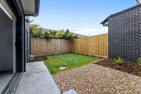 A SPACIOUS FAMILY RETREAT – TOWNHOUSE LIVING AT ITS BEST - Photo 2