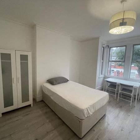 House share to rent - Photo 3