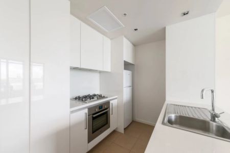Vibrant Inner-City Living: Spacious One-Bedroom with Gym & Pool Access - Photo 5