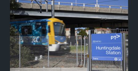 Contemporary Convenience with Privacy! - Photo 3