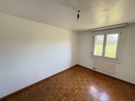 A large terrace and a spacious living room - Photo 3