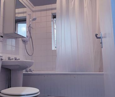 Ground Floor Flat 2 Bedroom Flat at , Courtland Close, Watford, WD2... - Photo 6