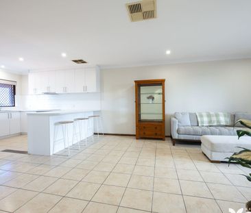 Charming Upstairs 2x1 Unit with Balcony – Minutes from the Foreshore - Photo 3